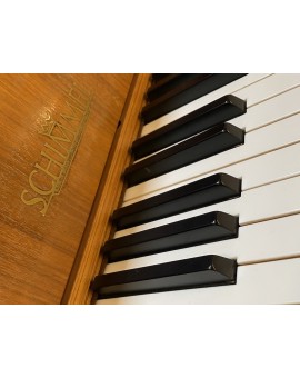 Usado vertical piano Schimmel 104M, acabamento de nogueira acetinada, acessórios de latão