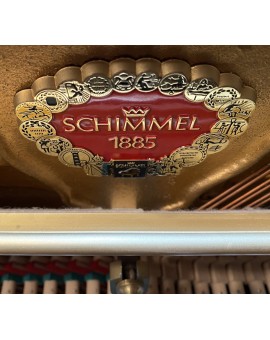Piano droit d'occasion Schimmel 104M, finition noyer satiné, accastillage laiton