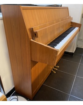 Usado vertical piano Schimmel 104M, acabamento de nogueira acetinada, acessórios de latão