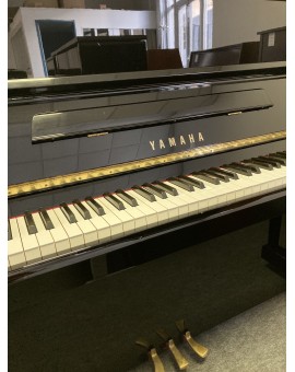 Piano droit noir YAMAHA MODÈLE P116